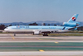 HL7373, le McDonnell Douglas MD-11 de Korean Air impliqué dans l'accident, alors opérant comme avion de ligne, ici à l'aéroport international de Los Angeles en mars 1994.