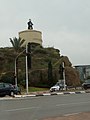 Réservoir d'eau à Herzliya, surmonté d'un découpage par Uri Lifshitz (en). 1990.