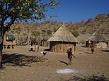 Himba herri bat Opuwo iparraldetik 15 km-tara, Namibia.