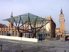 Árboles ximielgos (2001), d'Arata Isozaki, CaixaForum de Montjuïc.