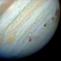 Multiples impacts de la comète Shoemaker-Levy 9 sur Jupiter en 1994, pris en image par Hubble.