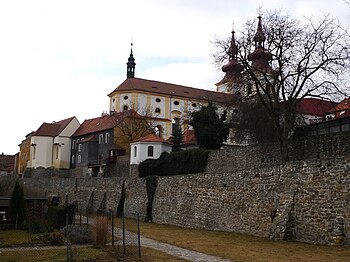 Východní hradby s kostelem Povýšení sv. Kříže, Růžencovou kaplí a děkanstvím