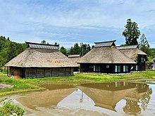 新潟県柏崎市荻ノ島の環状かやぶき集落