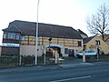 Wohnstallhaus, zwei Torhäuser, Scheune und Stützmauer eines Vierseithofes