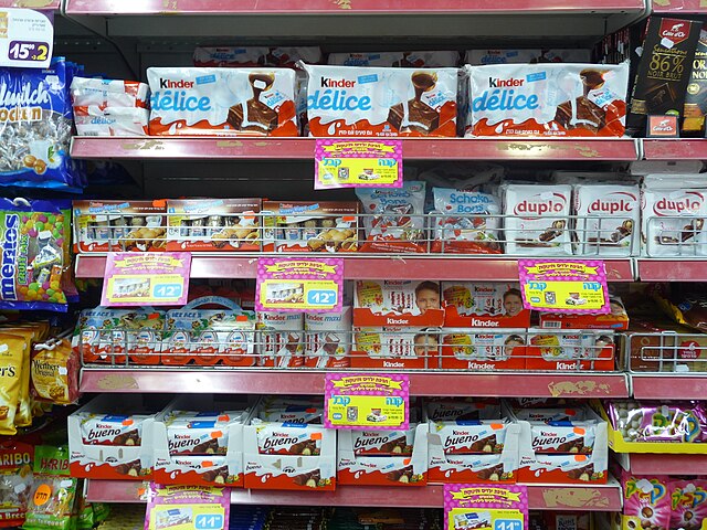 Description de l'image Kinder products at the supermarket.JPG.