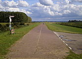 Zuidoostelijk deel van de Knardijk kijkend richting het Wolderwijd, met helemaal in de achtergrond het oude land.