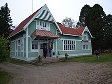 Bâtiment en bois blanc à toit rouge