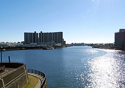 Edogawa-floden utgör Edogawas östra gräns