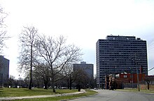 Un gratte-ciel domine une scène de la ville