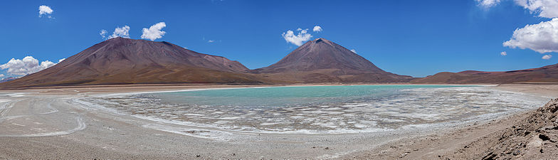 08/04: La Laguna Verde és una llacuna d'aigua salada ubicada a Bolívia.