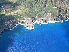 Vista aérea del mirador de Lanaʻi , bajo el Cráter Koko.