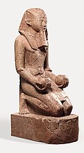 Հատշեպսուտի՝ ծնկի իջած արձանը, որը գտնվել է Ամոն-Ռե աստծուն նվիրված Դեյր էլ-Բահրիի կենտրոնական սրբավայրում։ Արձանի վրայի փորագրությունները ցույց են տալիս, որ Հատշեպսուտն աստծուն Maat, է առաջարկում, որը թարգմանվում է որպես «ճշմարտություն, կարգուկանոն կամ արդարություն»։ Սա խոսում է այն մասին, որ Հատշեպսուտն ակնարկում է, որ իր իշխանությունը հիմնված է Maatի վրա։ Մ․թ․ա․ 1479–1458 թվական, Նոր Թագավորություն, 18-րդ արքայատոհմ, գրանիտ, գտնվում է Դեյր Էլ-Բահարիում, Եգիպտոս[51]։