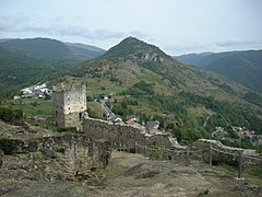 Face au pic Calmont, les ruines du château dominent le village.