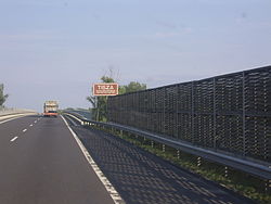 A híd elejét jelző tábla az autópálya jobb oldalán (háttérben Nyíregyháza felé)