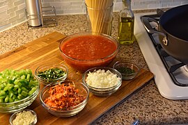 Ingredientes dispuestos para la elaboración de una salsa para spaguettis