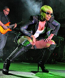 Blige performing at the Raggamuffin Music Festival in January 2011.