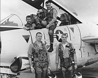 Маккейн (праворуч внизу) з льотчиками своєї ескадрильї