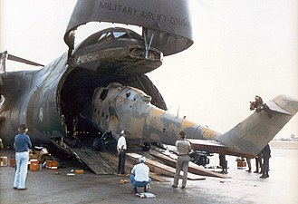 Mil Mi-24-helikoptern lastas på en av två Lockheed C-5 Galaxy på N'Djamenas internationella flygplats.