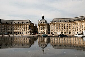 http://upload.wikimedia.org/wikipedia/commons/thumb/4/4f/Miroir_d%27eau_place_de_la_Bourse.JPG/300px-Miroir_d%27eau_place_de_la_Bourse.JPG