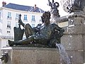 Statue en bronze sur socle de granit ; l'eau jaillit d'une amphore