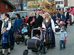 Feiring av 17. mai i Narvik, med personer i Nordlandsbunad.