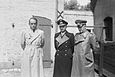 Die Gefangenen Karl Dönitz, Albert Speer und Alfred Jodl im Hinterhof der Flensburger Polizei.