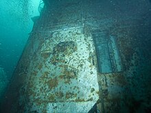 2008年7月29日，潜水员正在奥里斯卡尼号的舰岛。相片隐约可见舰岛的舷号34字样，上面有多枚蚬壳及海胆；但同年9月飓风艾克吹袭美国后，潜水员发现舷号字样上的海洋生物被全部冲走。墨西哥湾每年的风暴，均会对奥里斯卡尼号鱼礁造成不同程度的影响。