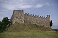 Dorsflanko de kvarangula kastelo el la 11a jarcento en Padenghe sul Garda