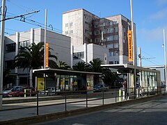 Antigua ubicación de la parada de Padre Anchieta en la avenida. Al fondo la conocida como Torre de Químicas, hoy Torre profesor Agustín Arévalo, del Campus Central.