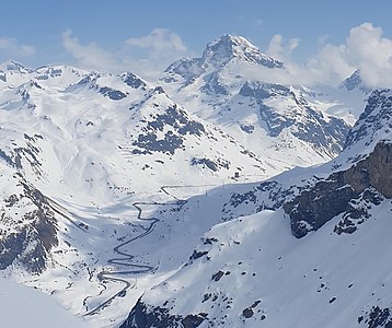 Blick zum Julierpass, dahinter der Piz Julier.