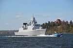 De Zeven Provinciën eskorteras av polisbåt 39-9970 utanför Lidingö, maj 2022