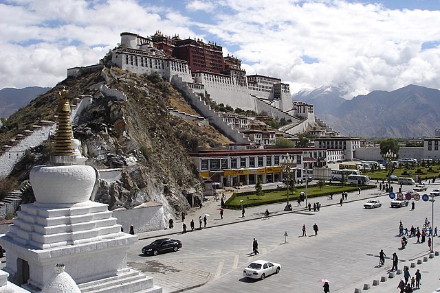 Tradiční sídlo dalajlámů Potála v hlavním městě tibetské autonomní oblasti Lhase