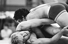 Slavčo Červenkov (nahoře) zápasí s J. Strniskem na Olympijských hrách 1980