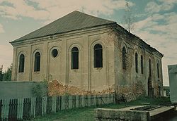 שרידי בית הכנסת בעיירה