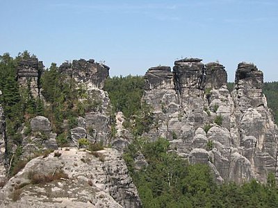 La roko Heringstein troviĝas dekstraflanke de Elbo proksime al la ĉeha-germana limo.