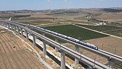רכבת קרונועי סימנס דזירו במהלך נסיעה על גשר הרכבת מעל עמק איילון, יולי 2022