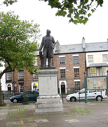 English: Statue of Sir Hugh Owen , A Pioneer o...