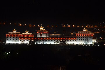 O edifício à noite