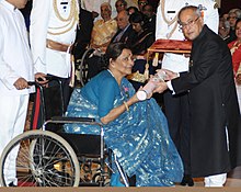 Президент Шри Пранаб Мукерджи вручает Премию Падма Шри госпоже Суприя Деви на церемонии инвестирования-II в Раштрапати Бхаван в Нью-Дели 26 апреля 2014 года. Jpg