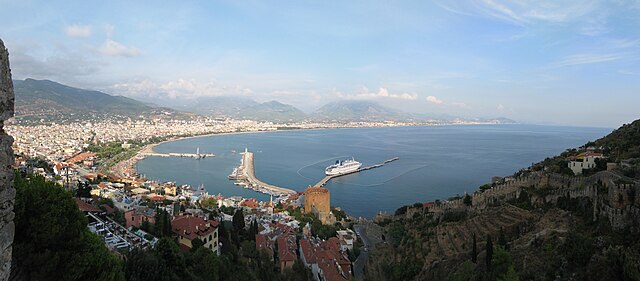 Vista da parte oriental de Alânia e do seu porto desde o castelo