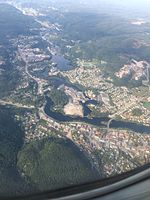 Luftbild einer von einem Fluss durchflossenen Siedlung