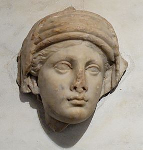 Vestal de l'època d'Hadrià. Fragment d'un relleu de marbre del Palatí, Roma