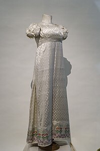 Vestido estilo Imperio de seda confeccionado en c. 1815–1818. Museo Nacional de la Historia del Traje .