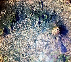 Rechts op de satellietfoto is de San Miguel te zien. Aan de zuidzijde ervan is een oude lavastroom te zien.