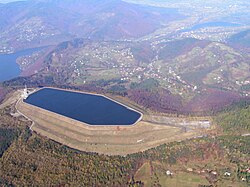 Víztározó a Żar hegyen