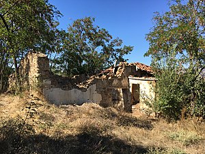 Разрушена куќа во селото
