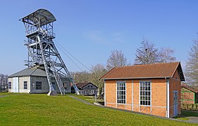 Le chevalement et le bâtiment de la machine d'extraction à droite.