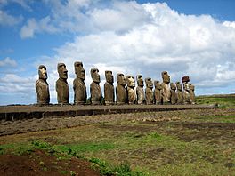 Moai wat na die binneland kyk by Ahu Tongariki. Hulle is in die 1990's deur die Chileense argeoloog Claudio Cristino gerestoureer.