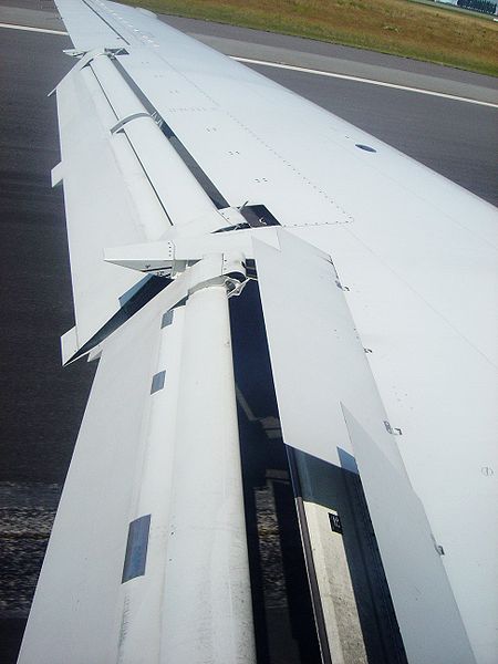 450px-Aircraft_wing_flaps_full_airbrakes_dsc06838.jpg