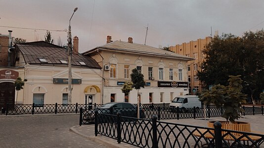 Дома № 13 и 15 по Ахматовской на углу улицы Володарского